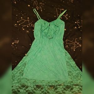 Green lacey keyhole dress 💚